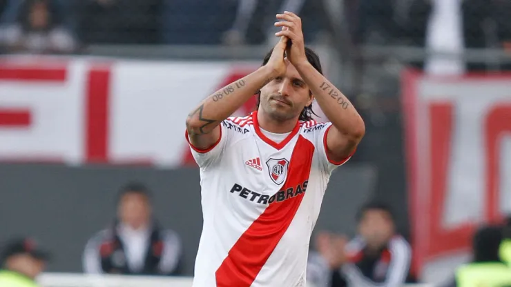 Alejandro Domínguez con la camiseta de River.