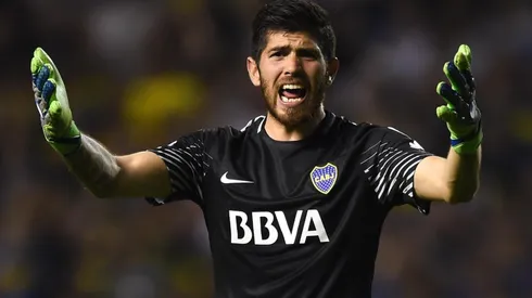 A pocos días del Superclásico, le colgaron una bandera a Rossi en Casa Amarilla