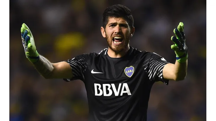 A pocos días del Superclásico, le colgaron una bandera a Rossi en Casa Amarilla