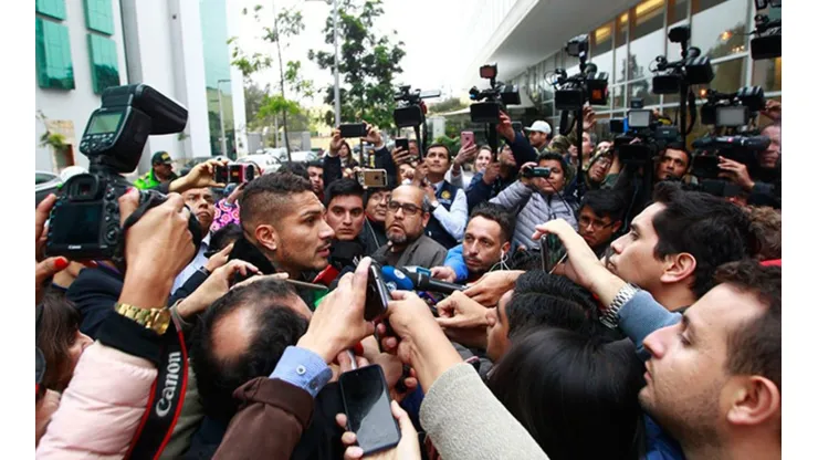 El delantero de Internacional manifestó su enojo con el hotel peruano.
