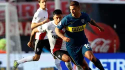 EL ÚLTIMO POR LA SUPERLIGA. Enzo Pérez persigue a Edwin Cardona en el Monumental (Foto: Getty).