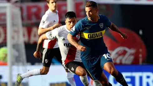 EL ÚLTIMO POR LA SUPERLIGA. Enzo Pérez persigue a Edwin Cardona en el Monumental (Foto: Getty).