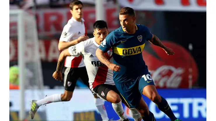 EL ÚLTIMO POR LA SUPERLIGA. Enzo Pérez persigue a Edwin Cardona en el Monumental (Foto: Getty).