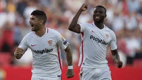 GOLAZO EVER. Banega festeja el 1-0 del Sevilla después de su golazo de tiro libre.