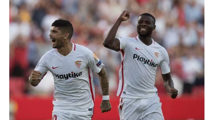 GOLAZO EVER. Banega festeja el 1-0 del Sevilla después de su golazo de tiro libre.