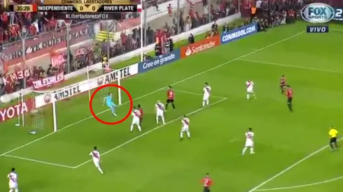 Foto de la atajada de Armani ante Bustos.