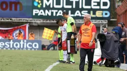 NUEVA RELACIÓN. Omar De Felippe, DT de Newell's, con la publicidad de Multiled de fondo.