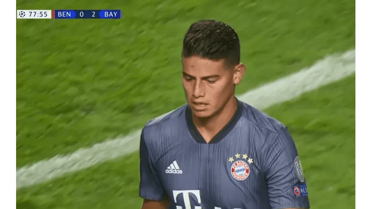 A James lo silbaron los fanáticos del Benfica y él los trolleó en plena cancha