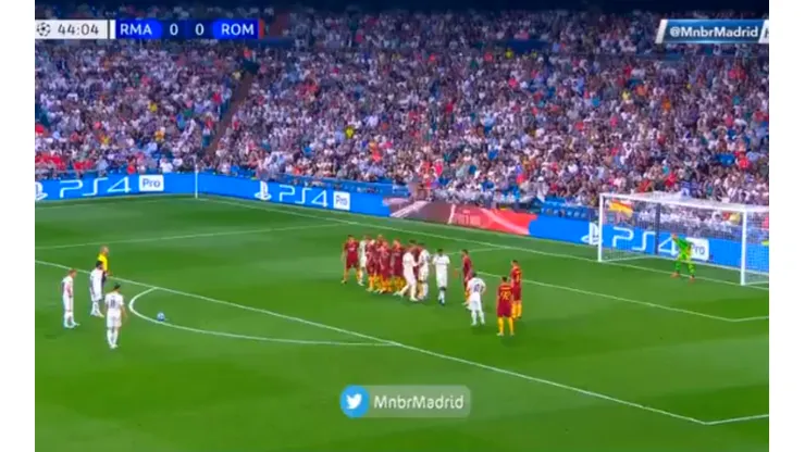 Foto de Isco por tirar el tiro libre.
