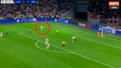 ESTÁ LOCO. Tagliafico clavó la pelota al segundo palo.