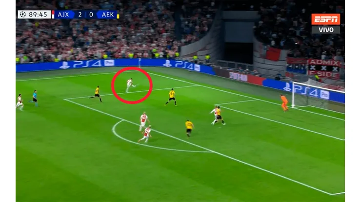 ESTÁ LOCO. Tagliafico clavó la pelota al segundo palo.