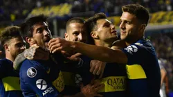 EL GOLEADOR. Mauro Zárate es abrazado por los jugadores de Boca tras el 1-0.