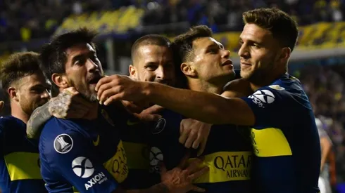 EL GOLEADOR. Mauro Zárate es abrazado por los jugadores de Boca tras el 1-0.