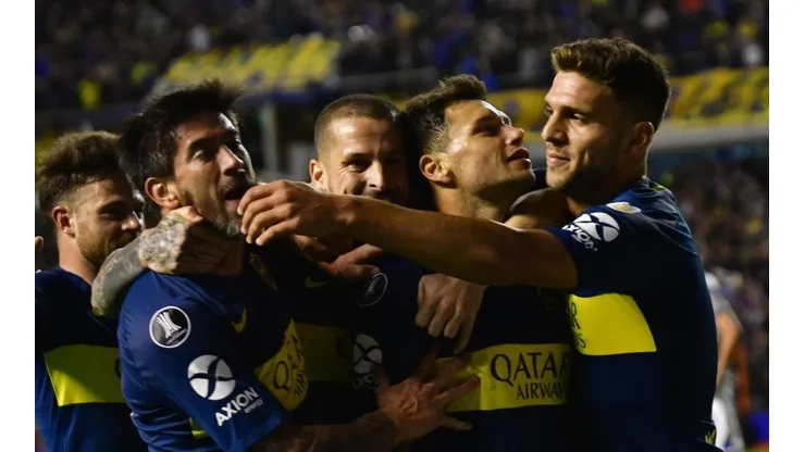 EL GOLEADOR. Mauro Zárate es abrazado por los jugadores de Boca tras el 1-0.