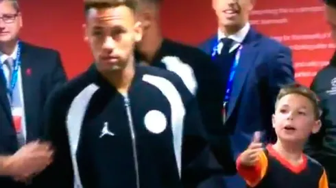 Ney 'ignoró' a su pequeño fan.