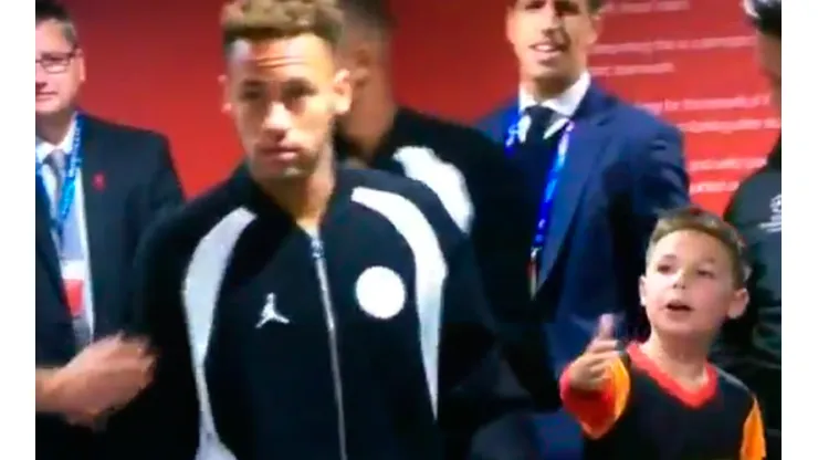 Ney 'ignoró' a su pequeño fan.