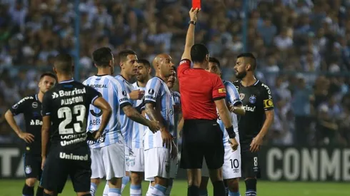 Gervasio Núñez perdió la cabeza y dejó a su equipo con uno menos.