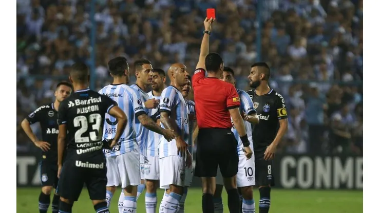 Gervasio Núñez perdió la cabeza y dejó a su equipo con uno menos.