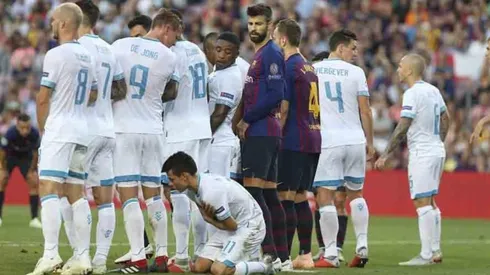 El consejo que el árbitro le dio al Chuky Lozano cuando se puso detrás de la barrera