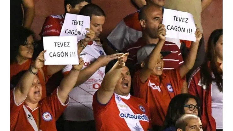 La furia de los hinchas del Bicho. El sábado, contra Tevez. Ahora, por su nuevo DT.