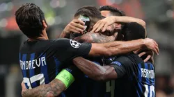 ABRAZO NERAZZURRI. Todos celebran el triunfo del Inter ante Tottenham (Foto: Getty).