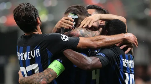 ABRAZO NERAZZURRI. Todos celebran el triunfo del Inter ante Tottenham (Foto: Getty).