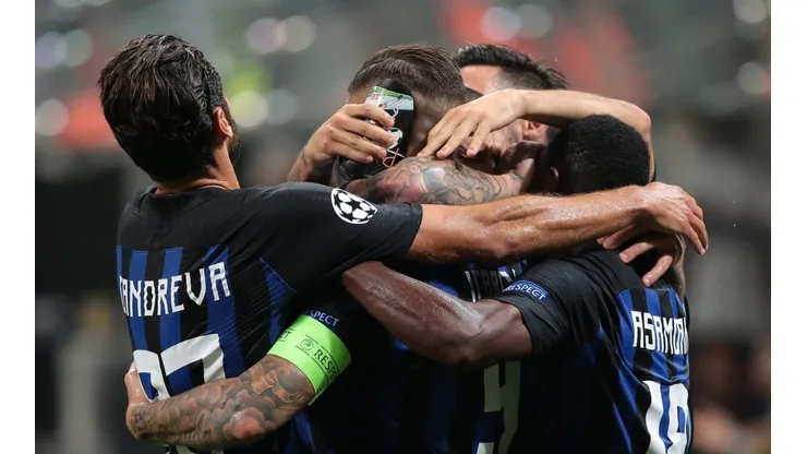 ABRAZO NERAZZURRI. Todos celebran el triunfo del Inter ante Tottenham (Foto: Getty).