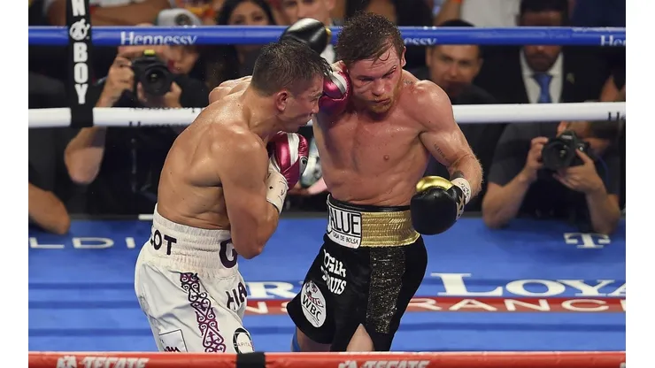 Canelo y su cara marcada por los golpes.