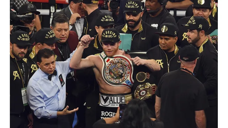 Canelo festejó por dos.