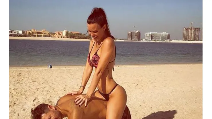 Foto de Natalie y Mauro Zárate, pareja divertida.