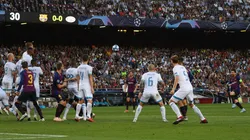 Foto del tiro libre de Lionel Messi ante PSV.