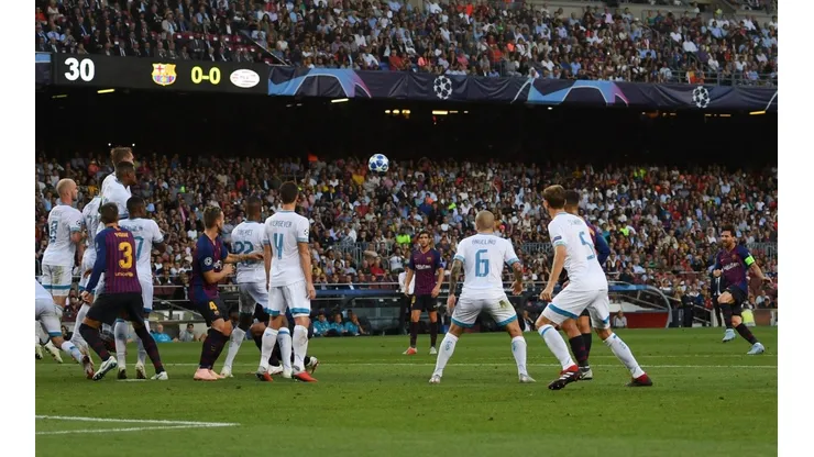Foto del tiro libre de Lionel Messi ante PSV.