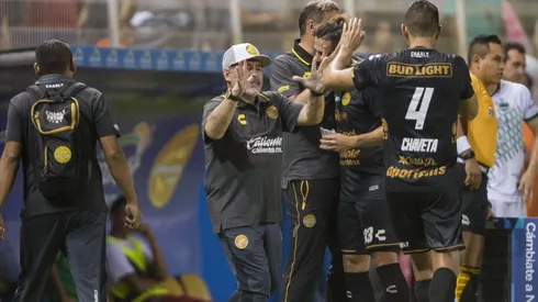 Diego Maradona, feliz por la victoria de su equipo.