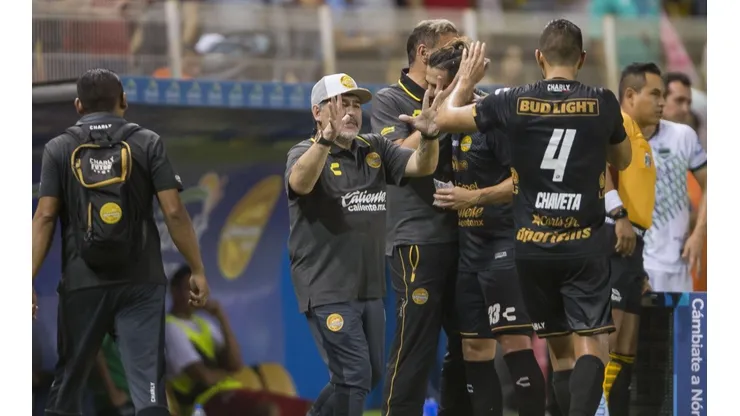 Diego Maradona, feliz por la victoria de su equipo.