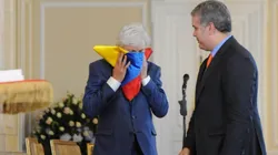 José Pékerman fue homenajeado por Iván Luque, presidente de Colombia.