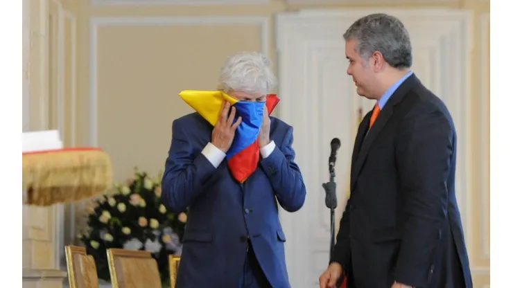 José Pékerman fue homenajeado por Iván Luque, presidente de Colombia.