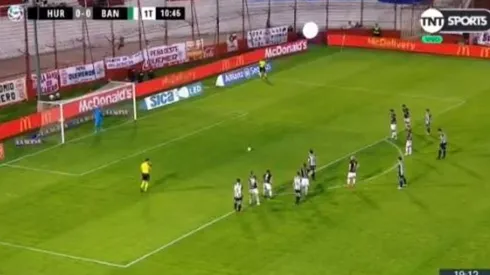 Darío Cvitanich no pateó mal pero igual falló.