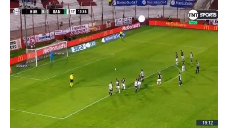 Darío Cvitanich no pateó mal pero igual falló.