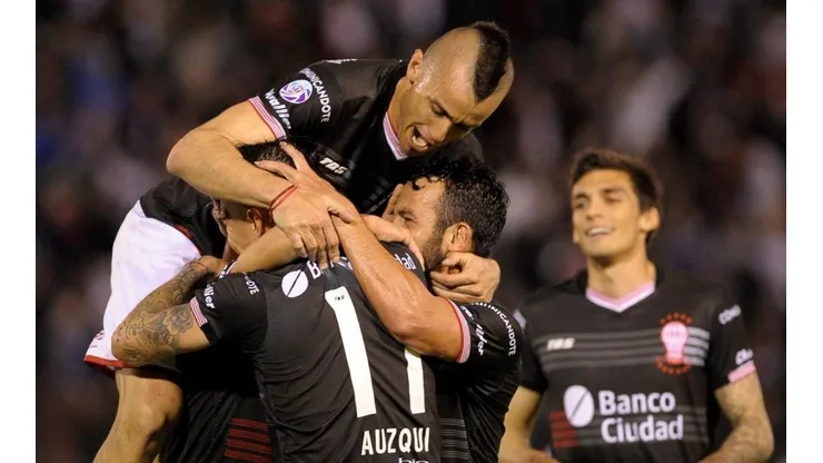 Lucas Gamba celebra la primera conquista de Huracán.