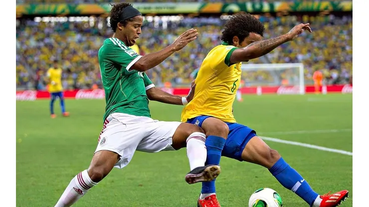 DUROS. Siempre son equilibrados los choques entre el Tri y el Scratch.