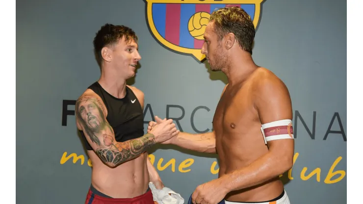 Esta vez, Francesco Totti le dio la espalda a Lionel Messi