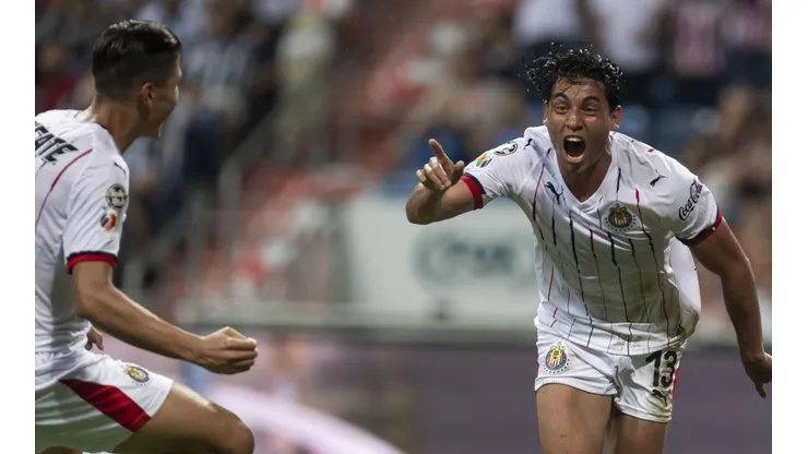 Chivas festeja una victoria estupenda.