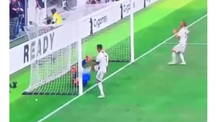 Tierna reacción de una niña luego que Cristiano fallara el gol que pudo ser su triplete