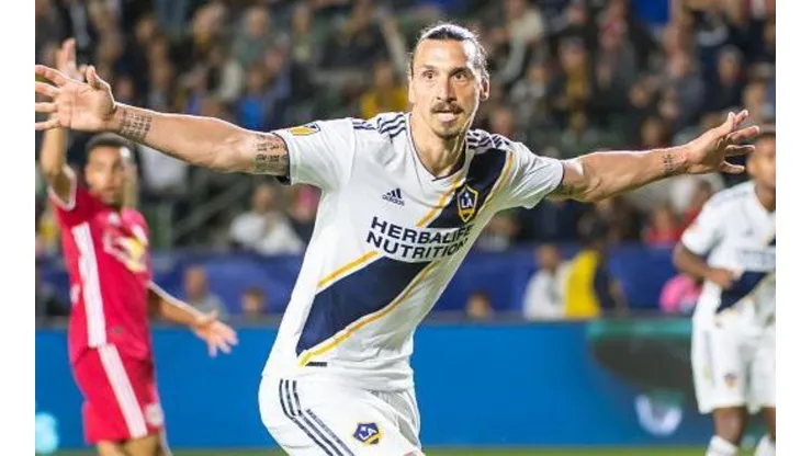 Zlatan Ibrahimovic sorprendió con una pirueta increíble.
