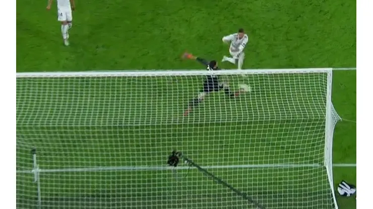 Unai Simón dio rebote, era gol de Ramos pero tuvo una reacción increíble