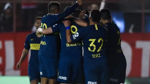 Todo Boca celebra el tanto de Izquierdoz.