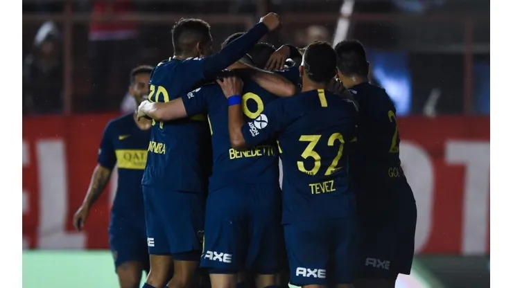 Todo Boca celebra el tanto de Izquierdoz.