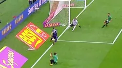 ¿Ayudín para River? La pelota se fue, Pratto la metió al medio y Mora gritó gol