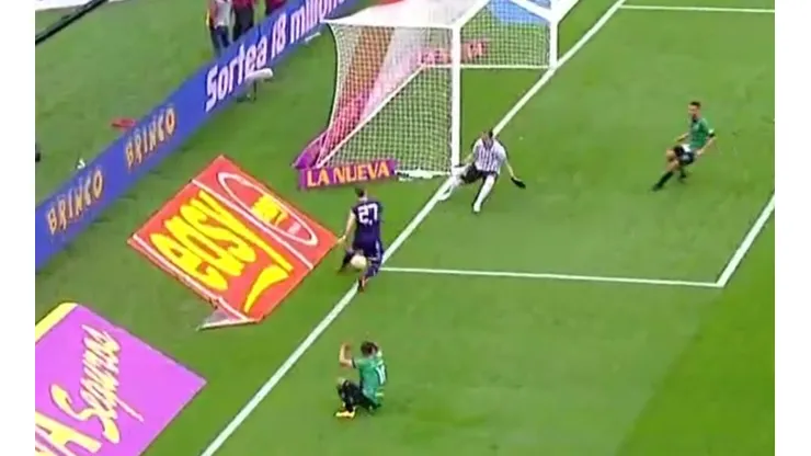 ¿Ayudín para River? La pelota se fue, Pratto la metió al medio y Mora gritó gol