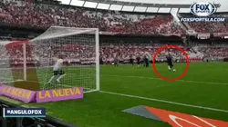 Foto del Pity Martínez pateando el penal.